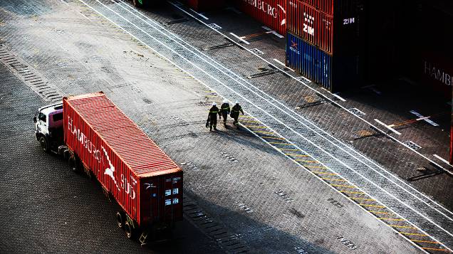 Operação de transporte de cargas, na maior operadora de terminais de contêineres do país, na margem esquerda (Guarujá - SP) do porto de Santos