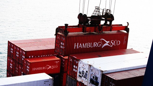Movimentação de contêineres prontos para desembarque no terminal de Santos, porto privado na cidade do Guarujá