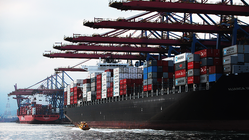 Vista de guindastes de conteiners e navios cargueiros no Porto de Santos, no litoral paulista