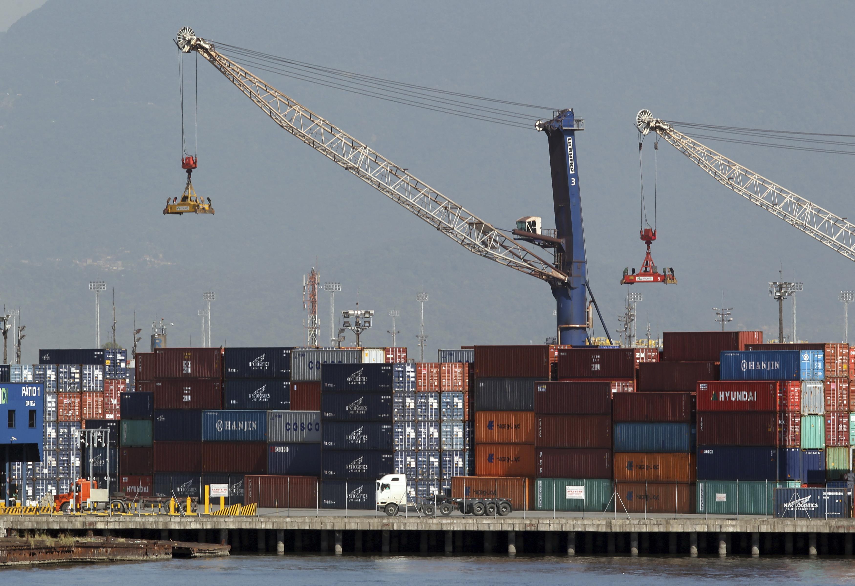 Contêineres são descarregados no porto de Santos. 22/02/2013 REUTERS/Paulo Whitaker