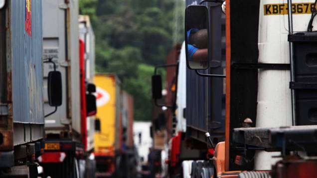 Congestionamento de caminhões na Rodovia Cônego Domênico Rangoni