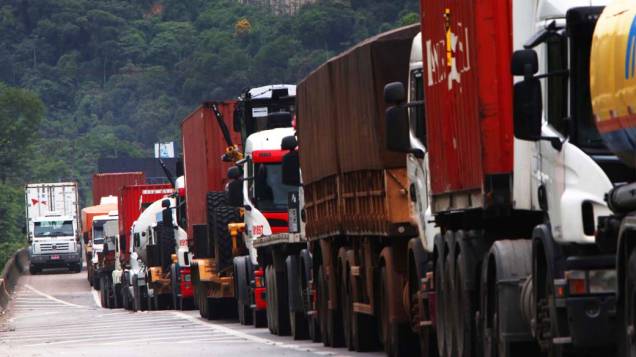Congestionamento de caminhões na Rodovia Cônego Domênico Rangoni
