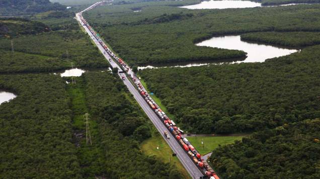 Congestionamento de caminhões na Rodovia Cônego Domênico Rangoni em Cubatão