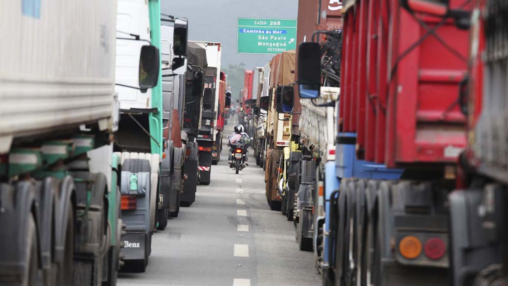 Março de 2013: congestionamento recorde de 34 quilômetros na Rodovia Cônego Domenico Rangoni, próximo ao Cubatão, devido ao fluxo de caminhões para descarregar soja no porto de Santos