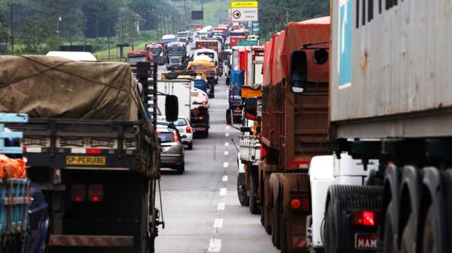 Congestionamento de caminhões na Rodovia Cônego Domênico Rangoni, Piaçaguera-Guarujá