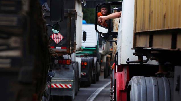 Motorista de caminhão durante congestionamento na Rodovia Cônego Domênico Rangoni