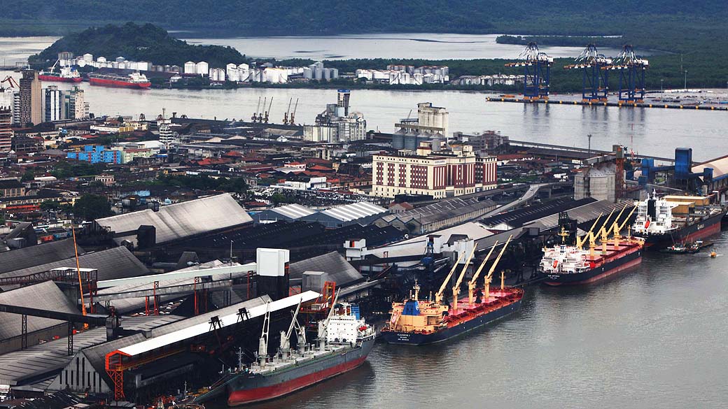 Navios aguardam carregamento de soja no porto de Santos