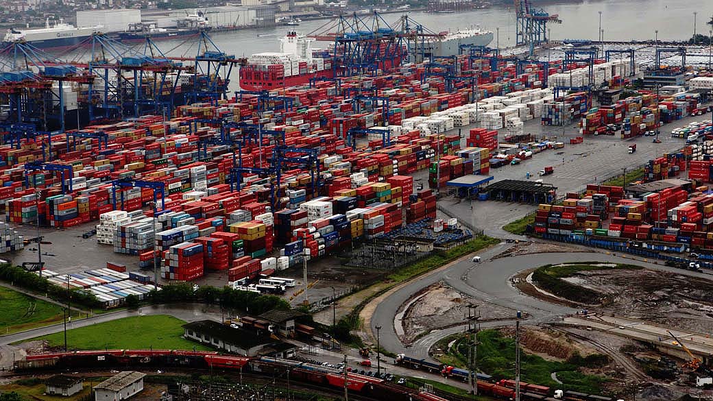 Porto de Santos lotado devido a alta produção de soja