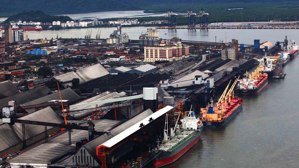 Navios aguardam carregamento de soja no porto de Santos