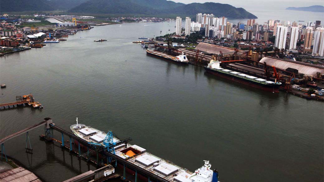 Navios aguardam carregamento de soja no porto de Santos