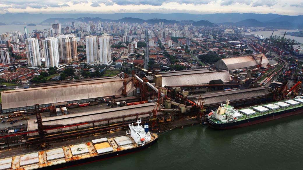 Terminais no Porto de Santos (foto) estavam programados para serem licitados ainda este ano