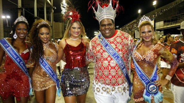 Rainha da bateria da Porto da Pedra, a atriz Ellen Roche posa com a realeza do Carnaval carioca