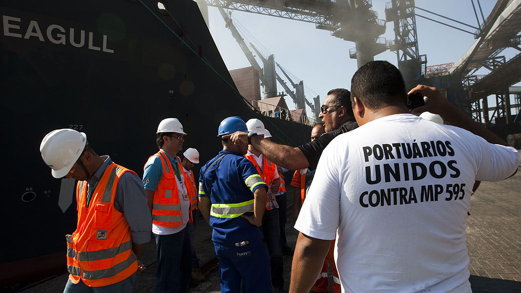 Os trabalhadores portuários fazem greve de 6 horas contra a medida provisória dos portos