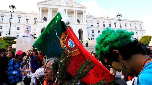 Manifestantes protestam em frente ao Parlamento português, em Lisboa