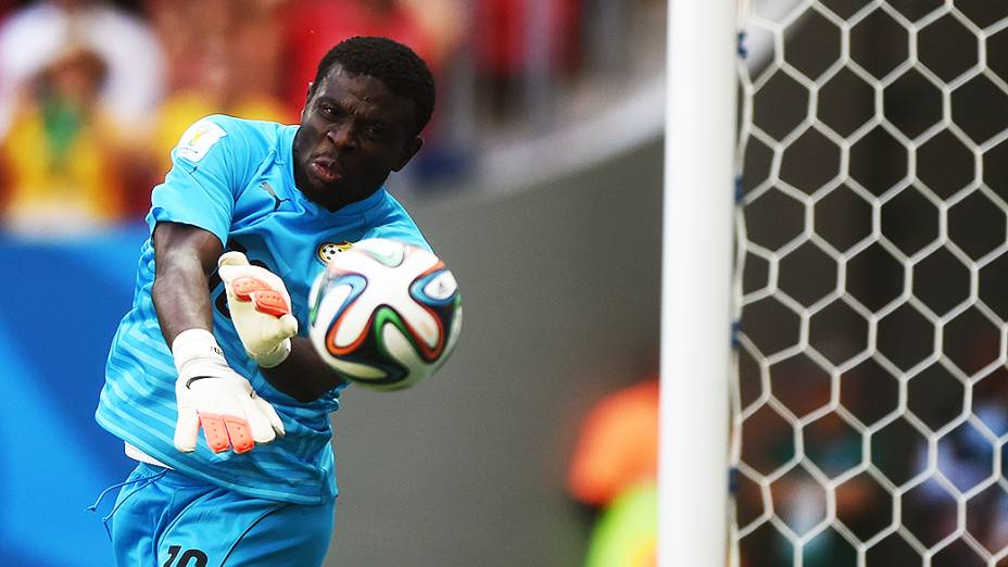 O goleiro de Gana, Fatau Dauda, faz defesa no jogo contra Portugal no Mané Garrincha, em Brasília