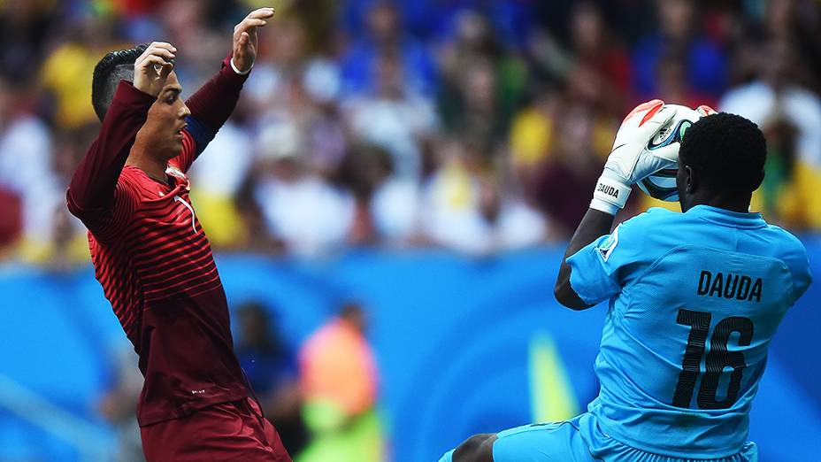 O goleiro de Gana, Fatau Dauda, faz defesa no jogo contra Portugal no Mané Garrincha, em Brasília