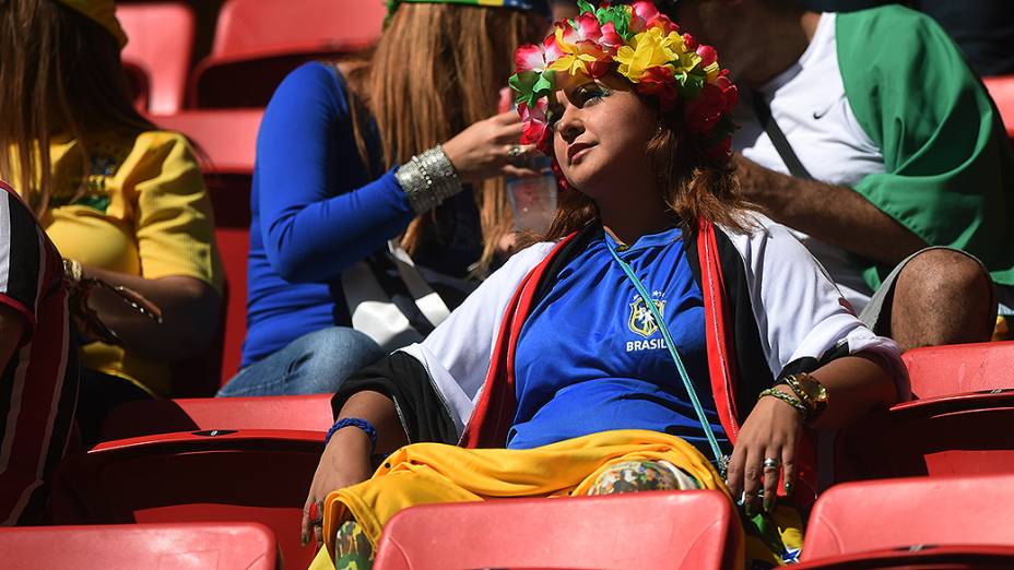 Torcedora assiste o jogo entre Portugal e Gana no Mané Garrincha, em Brasília