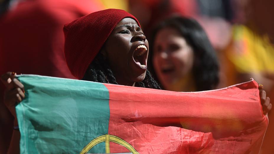 Torcedora de Portugal vibra durante o jogo contra Gana no Mané Garrincha, em Brasília