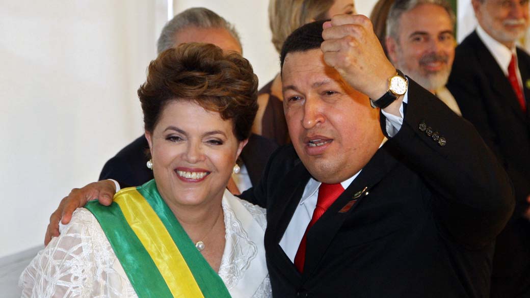 Dilma Rousseff com Hugo Chavez durante a posse, Brasília