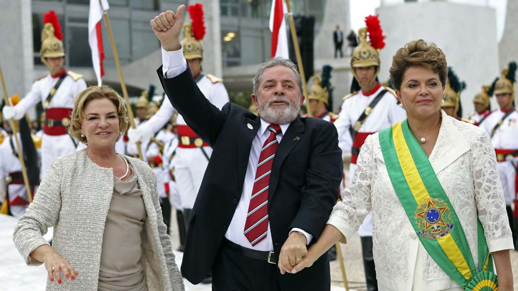 Lula deixa o Palácio do Planalto com Dona Marisa e a presidente Dilma Rousseff, Brasília