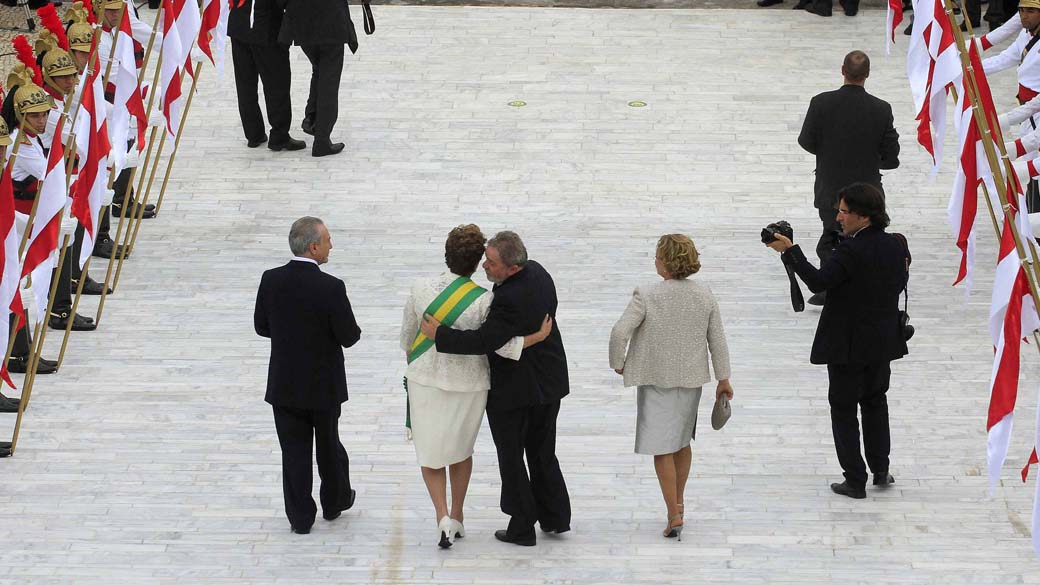 Lula deixa o Palácio do Planalto com Dona Marisa, a presidente Dilma Rousseff e Michel Temer, Brasília