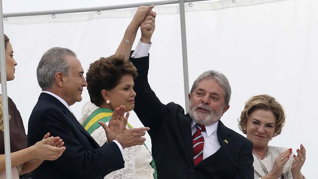 Dilma Rousseff, de faixa presidencial, ao lado de Michel Temer, vice-presidente, e Luiz Inácio Lula do Silva