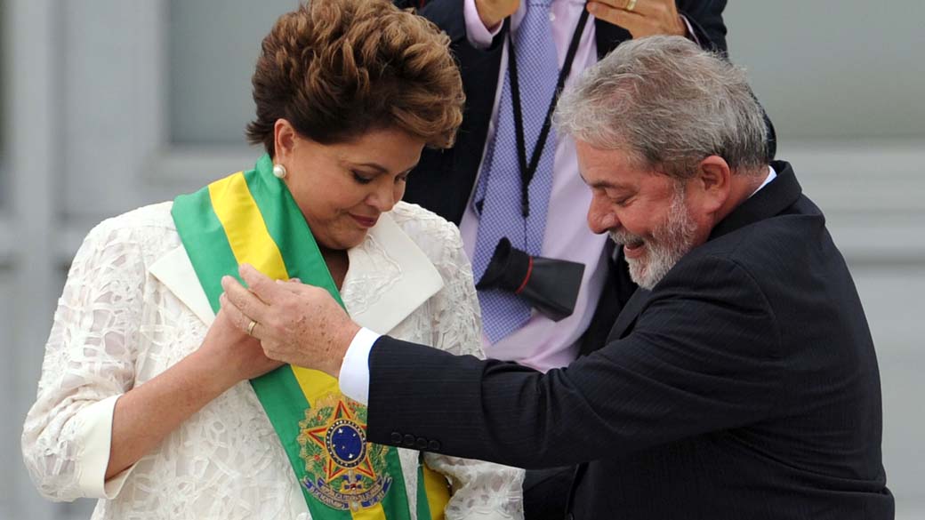 A presidente Dilma Rousseff recebe a faixa presidencial do ex-presidente Luiz Inácio Lula da Silva no Palácio do Planalto, em Brasília