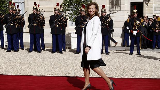 Valerie Trierweiler, a nova primeira-dama francesa, chega ao Palácio do Eliseu para a posse do marido nesta terça-feira