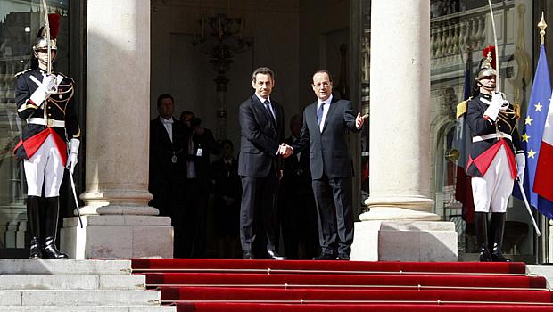 Presidente Nicolas Sarkozy recebe o novo mandatário da nação, François Hollande, durante cerimônia de posse no Palácio do Eliseu nesta terça-feira