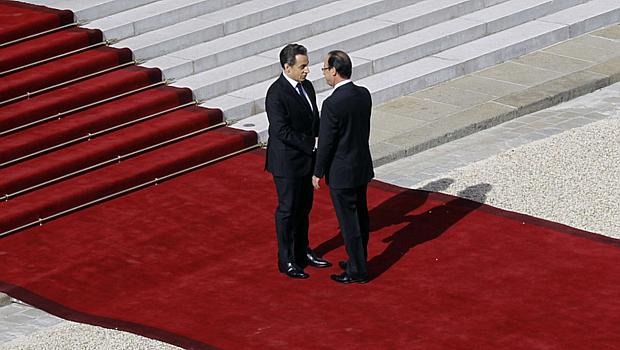 Presidente ainda em exercício, Nicolas Sarkozy recepciona o próximo mandatário da nação, François Hollande, durante cerimônia no Palácio do Eliseu nesta terça-feira