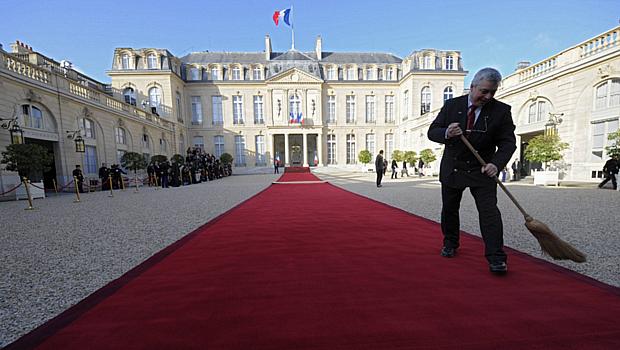 Homem prepara Palácio do Eliseu para a cerimônia de posse do presidente François Hollande nesta terça-feira
