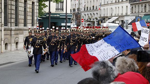 Guarda Republicana francesa se prepara para a posse do presidente François Hollande nesta terça-feira no Palácio do Eliseu