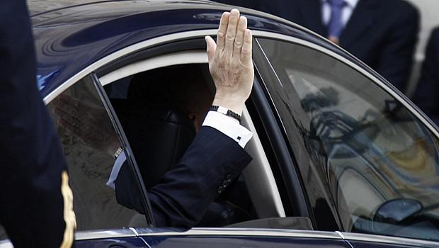 Presidente Nicolas Sarkozy acena para o público após deixar cerimônia de posse no Palácio do Eliseu