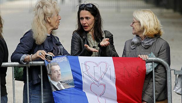 Mulheres prestam homenagem ao presidente francês Nicolas Sarkozy durante cerimônia de transmissão de posse nesta terça-feira no Palácio do Eliseu