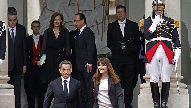 Nicolas Sarkozy e Carla Bruni deixam o Palácio do Eliseu após cerimônia de posse do presidente François Hollande nesta terça-feira
