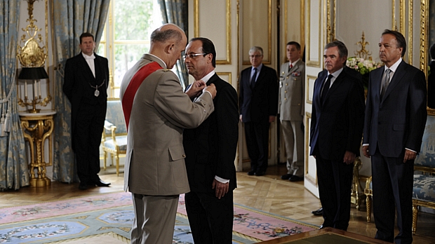 Após tomar posse, François Hollande recebe a insígnia da Grande Cruz da Legião de Honra