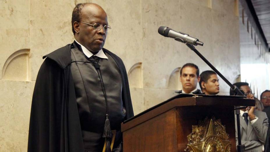 Ministro Joaquim Barbosa lê o compromisso de posse