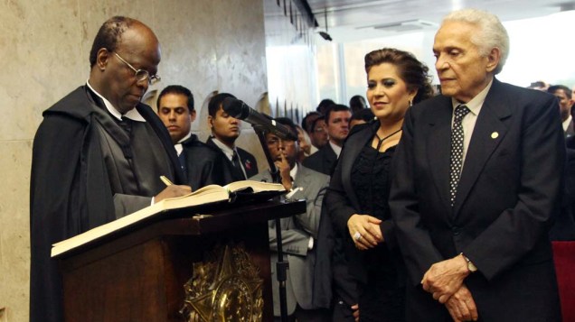 Ministro Joaquim Barbosa assina o compromisso de posse