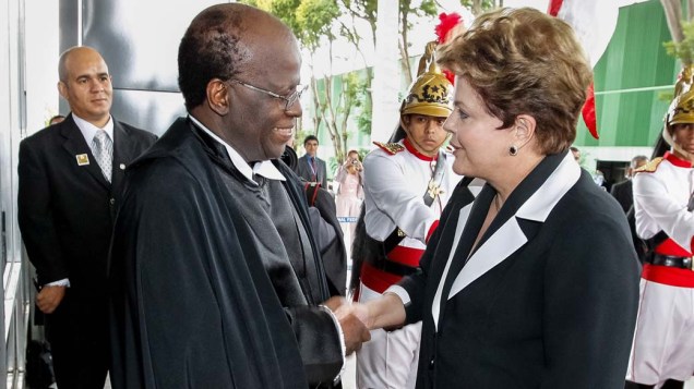 MInistro Joaquim Barbosa, presidente do Supremo Tribunal Federal, cumprimenta a presidente Dilma Roussef, em Brasília