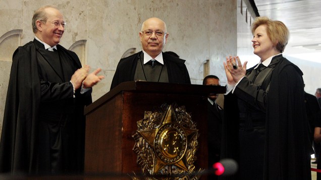 O novo ministro do STF, Teori Zavascki, entre o Decano do Supremo e a mais nova integrante da Corte até então, ministra Rosa Weber