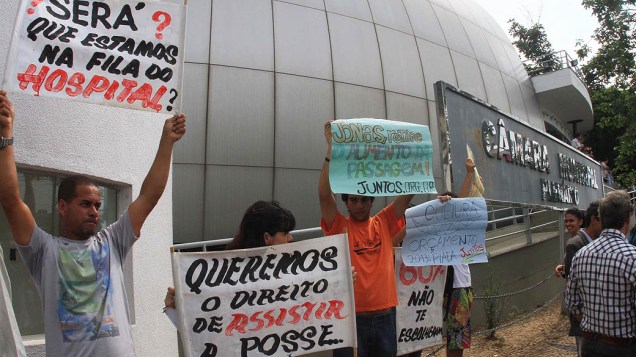 Populares protestam do lado de foram da Câmara Municipal de Campinas (SP)