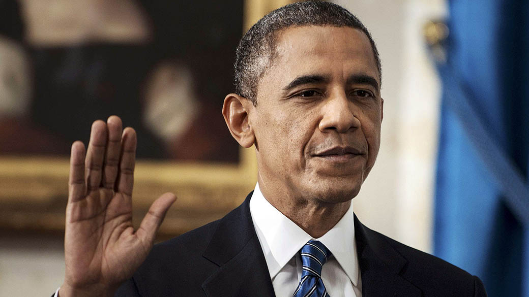 O Presidente Barack Obama durante juramento de posse realizado no Salão Azul da Casa Branca em janeiro