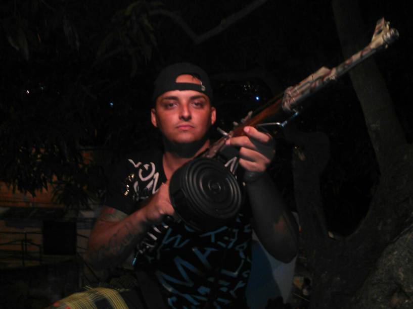 O traficante canário com o fuzil AK-47