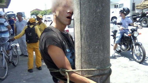 Assaltante é amarrado a poste em Itajaí (SC)