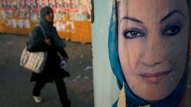Pôster de candidata ao Parlamento em Cabul, no Afeganistão, que teve eleições marcadas por denúncias de fraude