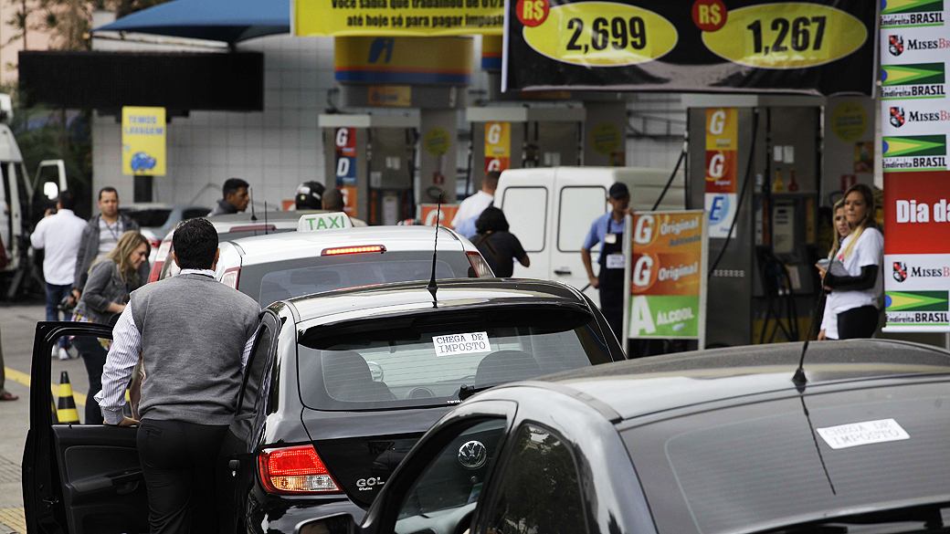 Posto de combustível na av. Sumaré, em Perdizes, zona oeste de São Paulo, está vendendo gasolina sem incluir os valores dos impostos nesta sexta-feira, para comemorar o Dia Nacional do Respeito ao Contribuinte