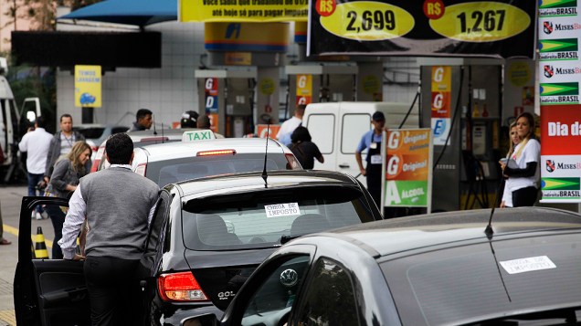 Posto de combustível na av. Sumaré, em Perdizes, zona oeste de São Paulo, está vendendo gasolina sem incluir os valores dos impostos nesta sexta-feira, para comemorar o Dia Nacional do Respeito ao Contribuinte