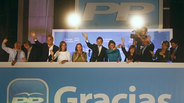 Mariano Rajoy e membros do PP comemoram vitória esmagadora nas eleições