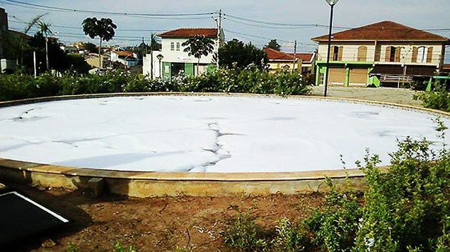 Vândalos colocam sabão em pó em fonte de praça em Botucatu Vândalos colocam sabão em pó em fonte de praça em Botucatu