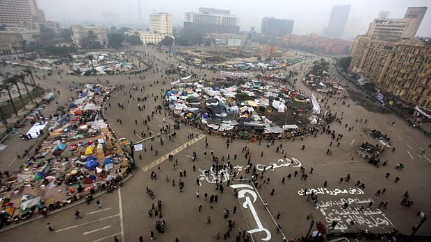 Praça Tahrir: nas ruas, manifestantes escreveram "Saia" e "A nação quer derrubar o regime" neste 14º dia de protestos